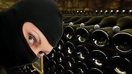 Spaccata in via Giolitti: ladro sfonda la vetrina del supermercato e fugge con champagne di lusso