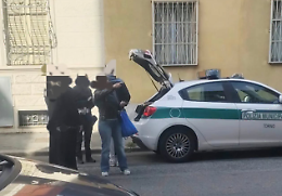 Gli zombie della droga a Barriera di Milano: ennesimo incidente sotto gli occhi dei residenti