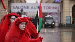 Torino, Extinction Rebellion irrompe durante l'inaugurazione del Salone dell'Auto