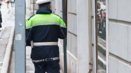 Vigile urbano di Chivasso a processo: “Spiava le mail del Comune dopo la sospensione”