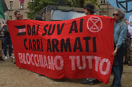 Sfilata super car annullata al Salone dell’Auto dopo blitz degli attivisti Pro Palestina ed Extinction Rebellion
