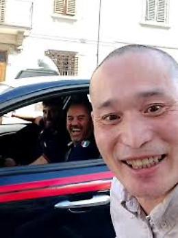 Zhang Keren canta “Due Vite” davanti ai carabinieri: il nuovo video fa impazzire il web