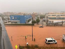 Ibiza sommersa dall’acqua, strade come fiumi e allerta rossa nelle Baleari (VIDEO)