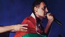 Cosmo volta le spalle a Spotify e lancia “Brucia tutto”: musica e militanza contro il genocidio a Gaza