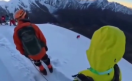 Selfie fatale a 5.500 metri: alpinista precipita dal picco in Cina, il video è agghiacciante