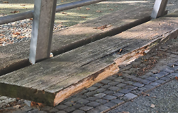 Ivrea. In Piazzale Freguglia panchine marce e muri imbrattati...