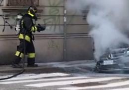Fiamme a San Salvario, bruciata l’auto del Consolato del Marocco: caccia all’uomo incappucciato