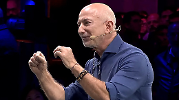Ottimismo, futuro e startup: Jeff Bezos alle OGR di Torino, ma in città esplode la protesta