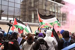 Torino, serata di tensione al corteo pro Gaza: lacrimogeni a Porta Susa, sedie lanciate in piazza Castello