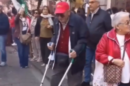 Anziano con le stampelle balla sulle note di "Bella Ciao". Il video fa impazzire i social