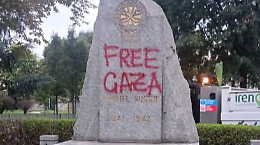 Vandalizzato il cippo dei Reduci di Russia con scritte pro Gaza a Torino