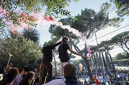 La piazza è viva, la politica è ferma