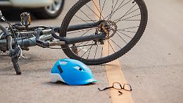 Grave incidente a San Gillio: ciclista di 59 anni in arresto cardiaco dopo lo schianto contro un’auto in sosta