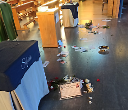 Buttano per terra i banchetti funebri e strappano i manifesti. Succede a Settimo Torinese