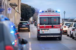 Cade dal ponteggio e sbatte la testa: 27enne in fin di vita a Leini