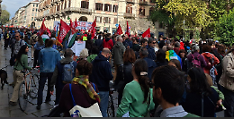 Torino, piazza Castello si riempie di bandiere palestinesi: “La resistenza non si arresta”