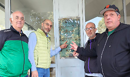 Corso Taranto 80: citofoni divelti, fili scoperti e degrado ovunque. Così vivono gli inquilini Atc a Torino