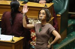 Nuova Zelanda, deputata Maori fa l'haka in Parlamento. Seduta sospesa (VIDEO)