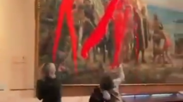 Madrid, attiviste imbrattano il quadro di Colombo: “12 ottobre simbolo di genocidio, non di scoperta”