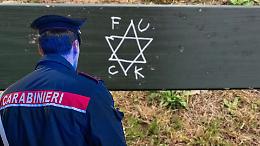 Panchine del Valentino imbrattate con stelle di David e insulti: scatta la segnalazione ai carabinieri