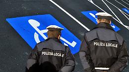 Parcheggiava nel posto disabili con un permesso falso: denunciato un 46enne a Torino