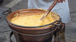 Polenta e frittelle di mela: Coassolo San Pietro tra sapori, maschere e musica