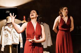 Risate, calici e storie. La magia delle Degustazioni Teatrali torna in scena con "La Fabbrica delle Bambole"
