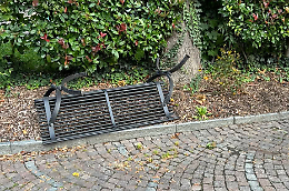 Panchina divelta in corso Botta: a Ivrea la notte è sempre più una giungla urbana
