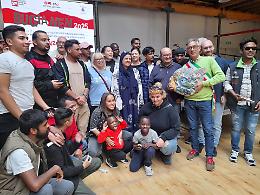 Cuorgnè premia chi accoglie: “In un mondo di muri servono ponti”