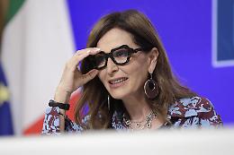 Colpo di scena a Milano: processo Santanchè sospeso. La parola passa alla Corte Costituzionale