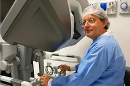 Operato alla prostata da sveglio: alle Molinette la chirurgia robotica entra nella storia 