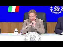 Giorgia Meloni torna in conferenza stampa, ma lascia la sala dopo appena due domande (VIDEO)