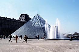 Rapina lampo al Louvre: i ladri beffano il museo più sicuro del mondo