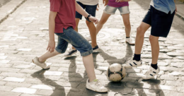 Rivarolo, rimossi i cartelli “Vietato giocare a pallone”: la rabbia dell’assessora Cuffia, «un gesto incivile contro una regola di sicurezza»