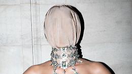 Kim Kardashian a Los Angeles col viso coperto: il volto scompare, lo stile resta (VIDEO)