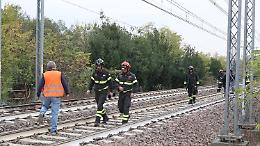 Tragedia sui binari: un giovane muore, due feriti gravi. Travolti da un treno diretto a Milano