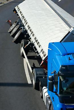 Raccordo della Falchera in tilt: rimorchio di un tir si ribalta tra A4 e tangenziale