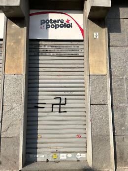 Simbolo nazista a San Donato, scoppia la protesta: “Fuori i nazisti dal quartiere antifascista”
