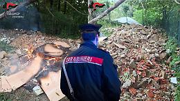 Giaveno, brucia mobili e abbandona rifiuti edili: denunciato un giovane