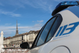 Torino, scippa il cellulare a una giovane mamma con il bimbo in braccio: arrestato un 23enne in Vanchiglia