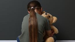 Giù le mani dai bambini: in Italia boom di minori maltrattati. Che sta succedendo?