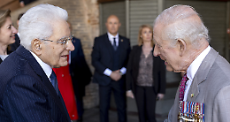 Re Carlo e Papa Leone XIV, la stretta di mano che chiude cinque secoli di divisione