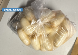 Cocaina nei deodoranti e ovuli nel taxi abusivo: cinque arresti a Torino