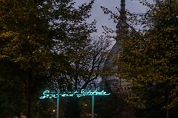 Luci d’Artista brilla di nuovo: Tracey Emin e Patti Smith firmano il ritorno più emozionante dell’anno