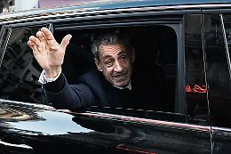 Prima notte in carcere per Nicolas Sarkozy tra urla, minacce e insulti (VIDEO)