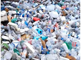 La Roggia del Mulino soffoca sotto i rifiuti: bottiglie, contenitori e frammenti colorati ostacolano il naturale deflusso dell’acqua 
