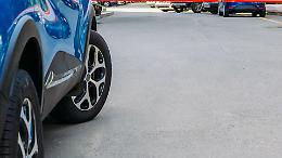 Parcheggia in divieto e il motociclista cade: può essere colpa sua?