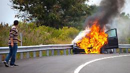 Veicolo in fiamme sull’A4, traffico paralizzato tra Volpiano e Torino