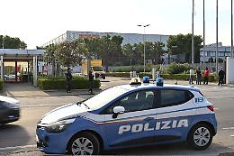 Bussano come tecnici dell’acquedotto, svaligiano un’anziana e fuggono: presi dopo un inseguimento in autostrada