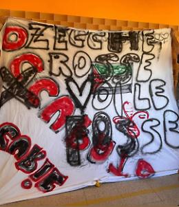 Uova, striscioni e minacce al liceo Curie di Pinerolo: la condanna del M5S